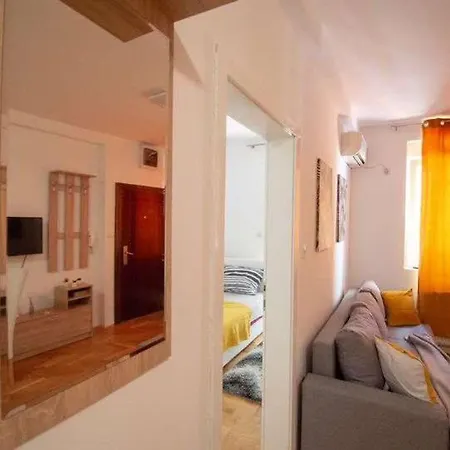 Centar Stan Na Dan Za Do 4 Osobe Apartment Novi Sad Exterior photo
